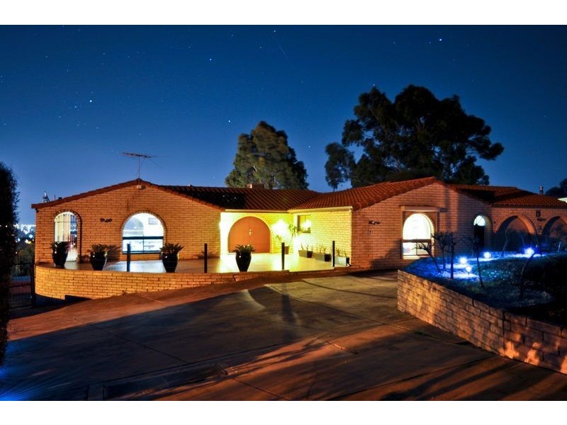 2 Bowey Ave, Salisbury Heights SA 5109