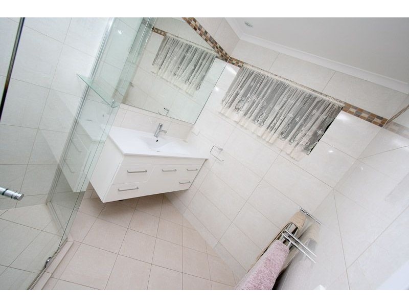 9 Hall Crescent, Burton SA 5110
