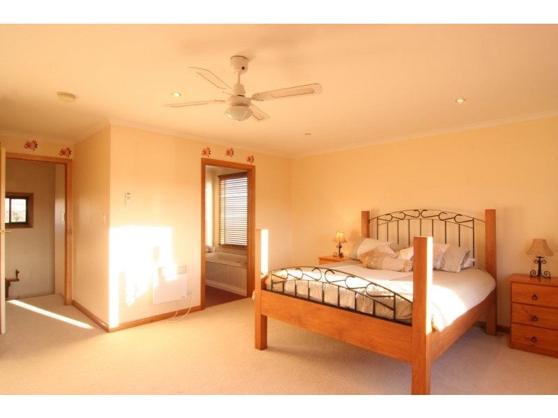 14 Helenwood Grove, Newnham TAS 7248