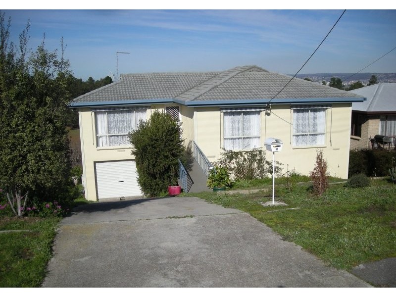 32 Crandon Crescent, Newnham TAS 7248
