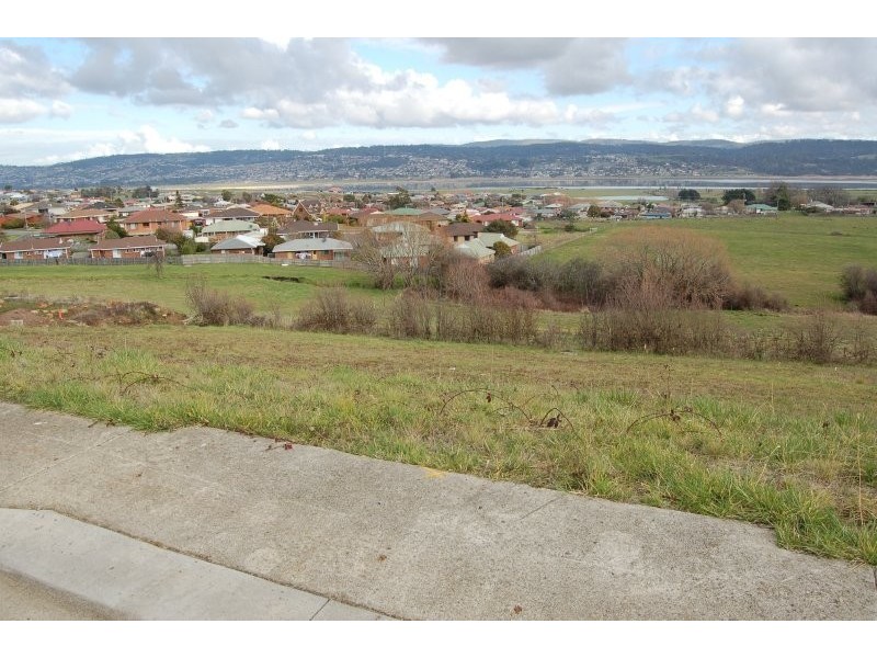 37 Roberts Crescent, Newnham TAS 7248