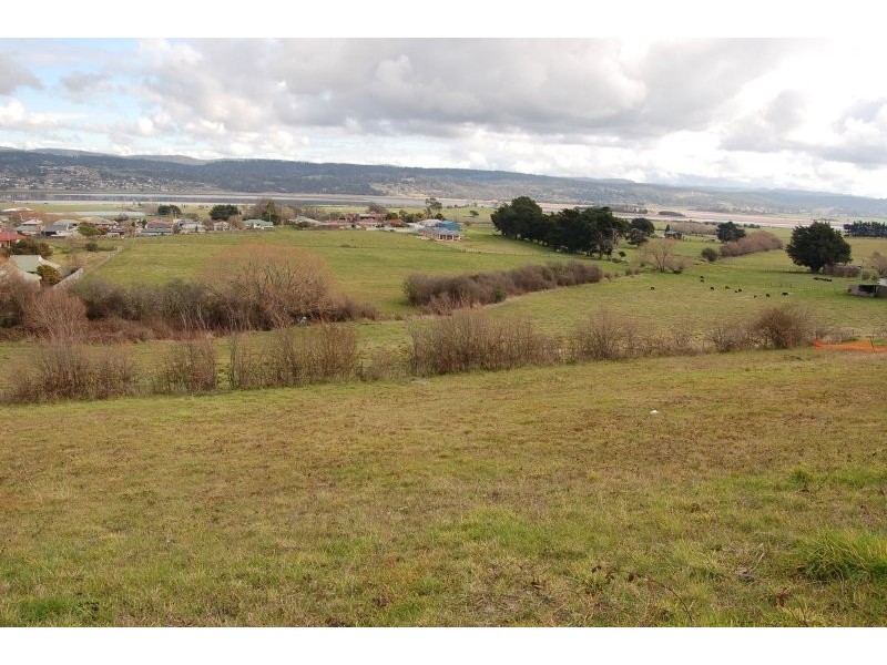 37 Roberts Crescent, Newnham TAS 7248