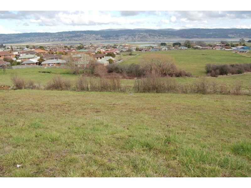 37 Roberts Crescent, Newnham TAS 7248