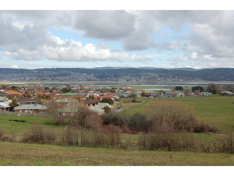 37 Roberts Crescent, Newnham TAS 7248