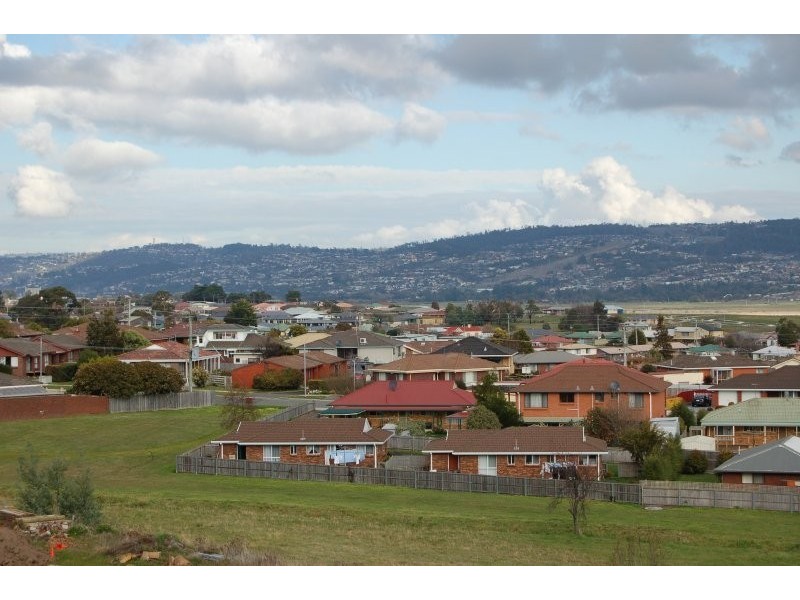 37 Roberts Crescent, Newnham TAS 7248