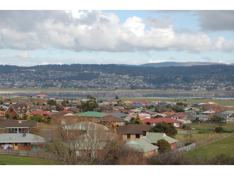 37 Roberts Crescent, Newnham TAS 7248