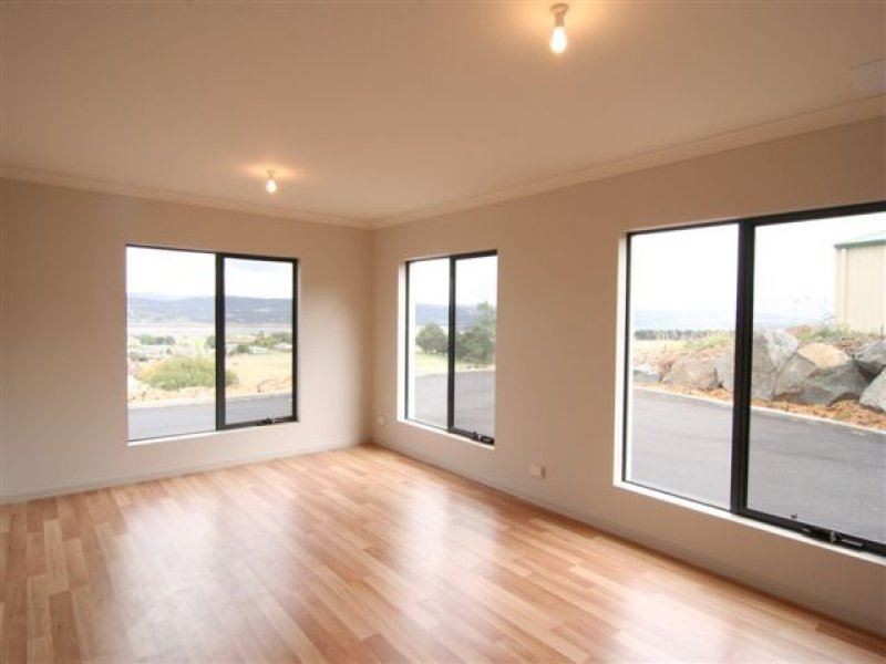 3/24 Roberts Crescent, Newnham TAS 7248
