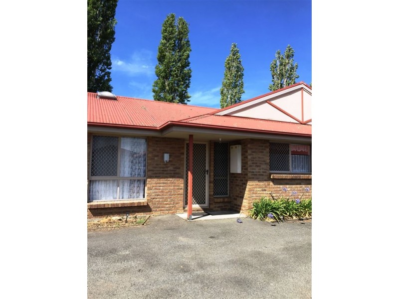 4/4 Roger Retreat, Newnham TAS 7248