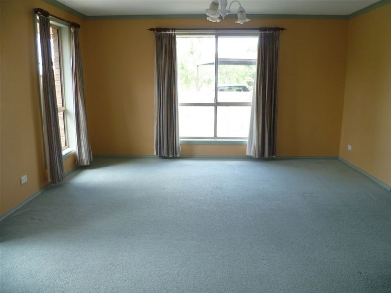 1/4 Roger Retreat, Newnham TAS 7248