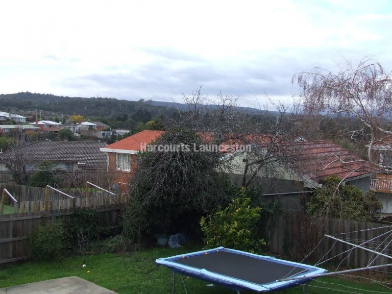 16 Paringa Avene, Newnham TAS 7248