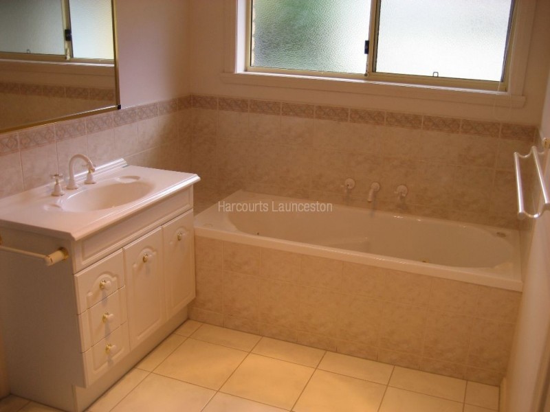 3/2 Carerra Place, Norwood TAS 7250