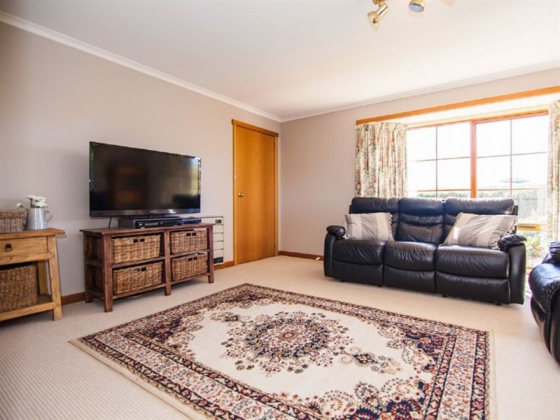 7 Dafnis Drive, Newnham TAS 7248