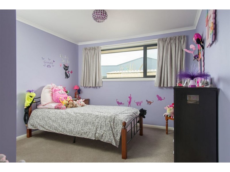 8 Adloch Place, Newnham TAS 7248