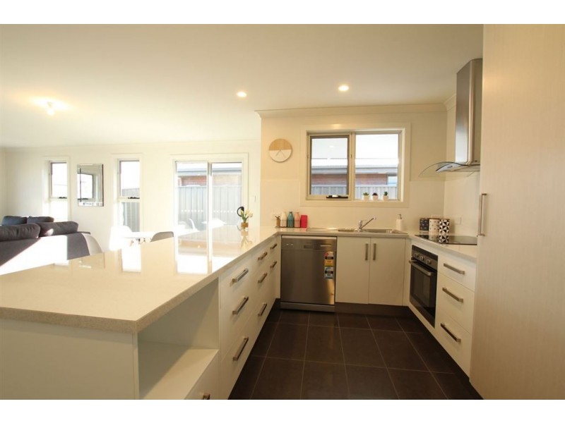 2/16 Hortus Place, Newnham TAS 7248