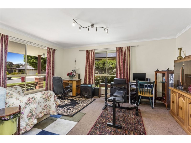 15 Bartlett Grove, Newnham TAS 7248