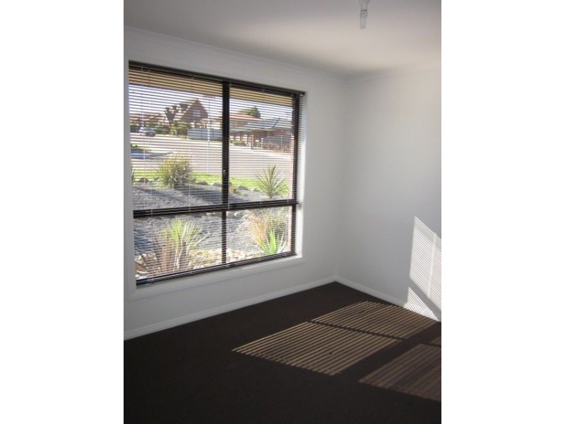10 Dafnis Drive, Newnham TAS 7248