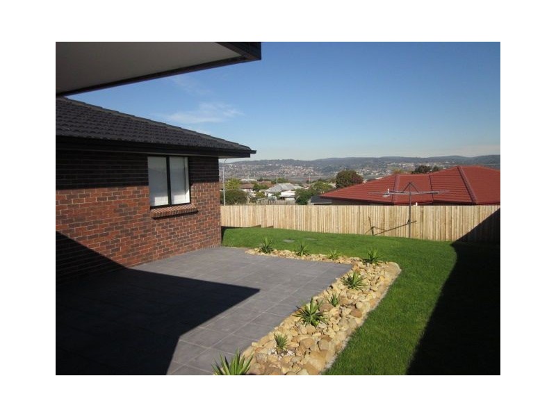 10 Dafnis Drive, Newnham TAS 7248