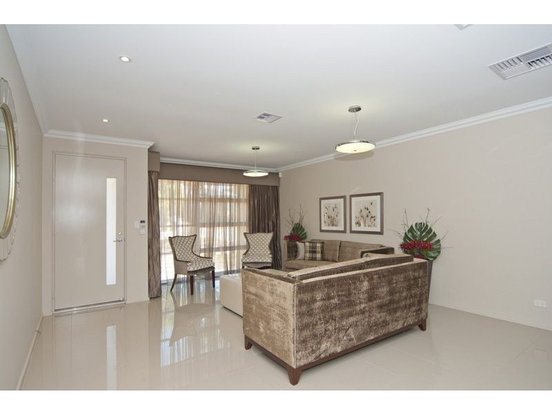 82 Highfield Drive, Craigburn Farm SA 5051