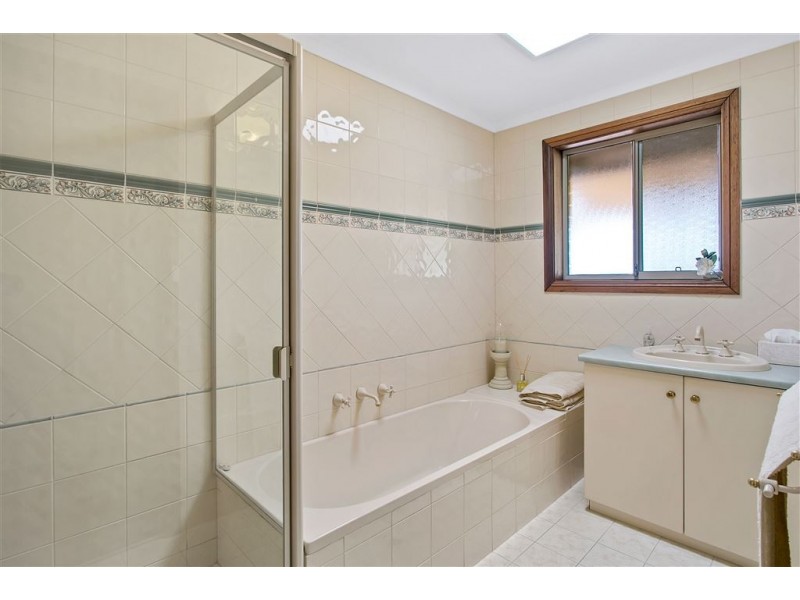 18 Glenarbon Court, Para Hills SA 5096