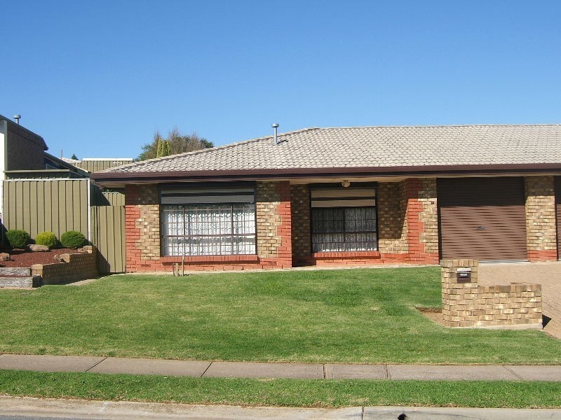 2/2 Burford Cres, Redwood Park SA 5097