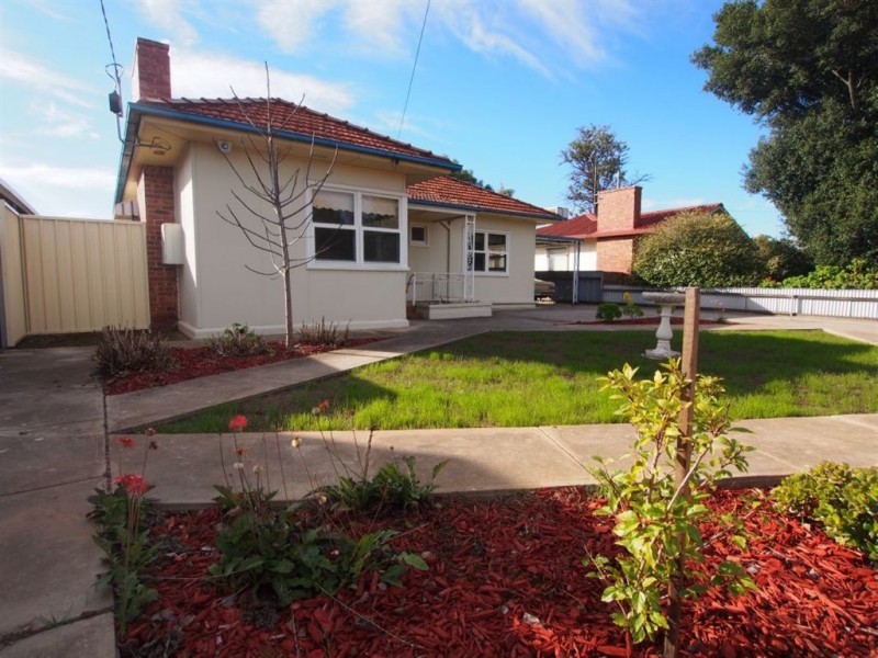 8 Fourth Avenue, Woodville Gardens SA 5012