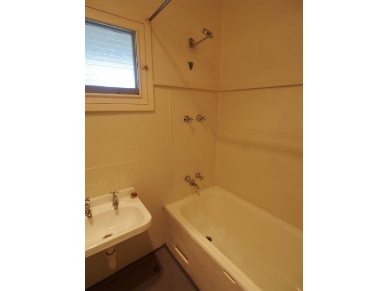 8 Fourth Avenue, Woodville Gardens SA 5012