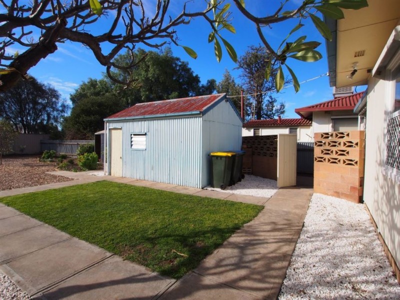 8 Fourth Avenue, Woodville Gardens SA 5012