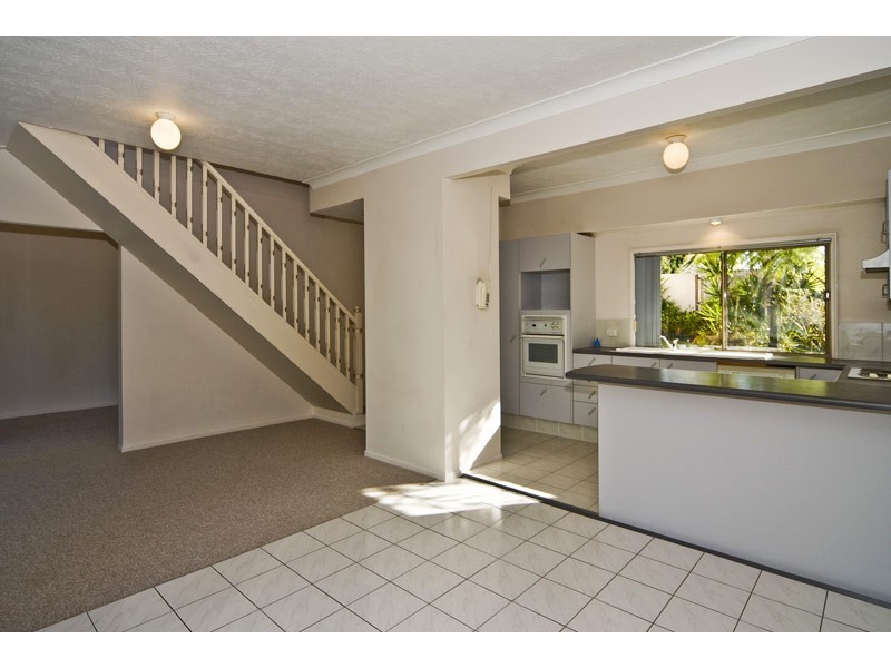 2/477 Pine Ridge Road, Runaway Bay QLD 4216