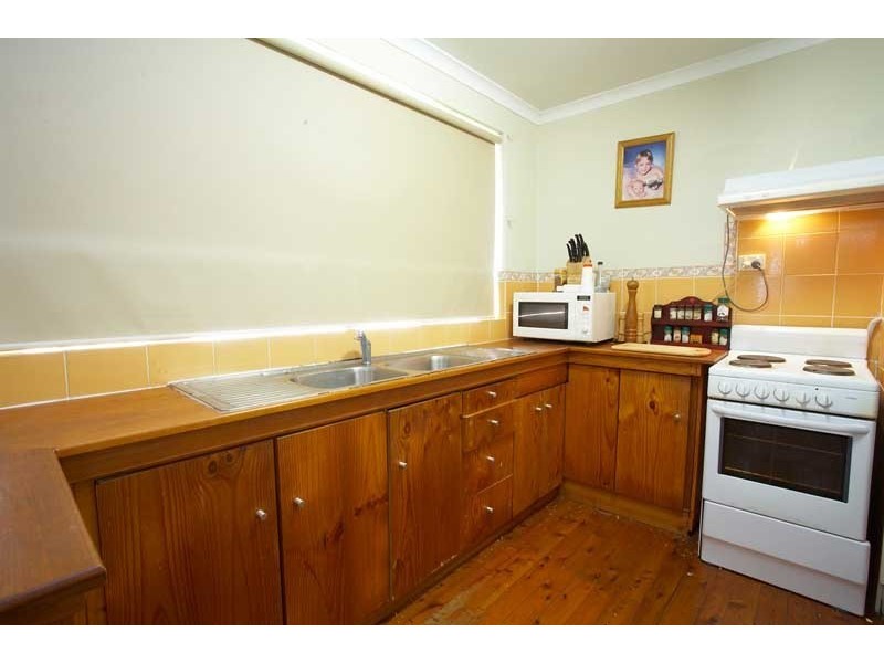 4 Warana Ave, Southport QLD 4215