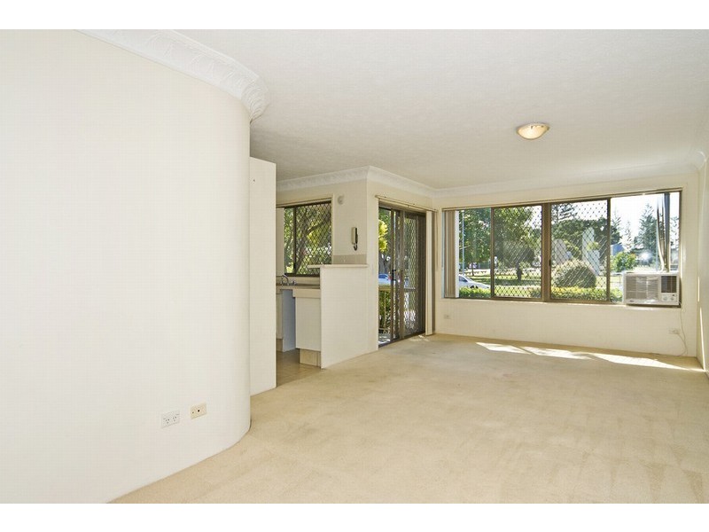 2/4 Broad Street, Labrador QLD 4215