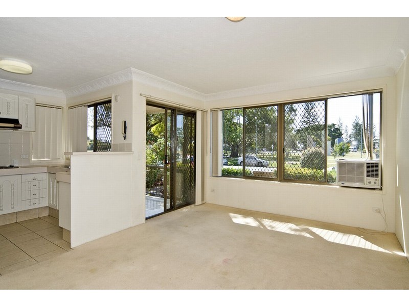 2/4 Broad Street, Labrador QLD 4215