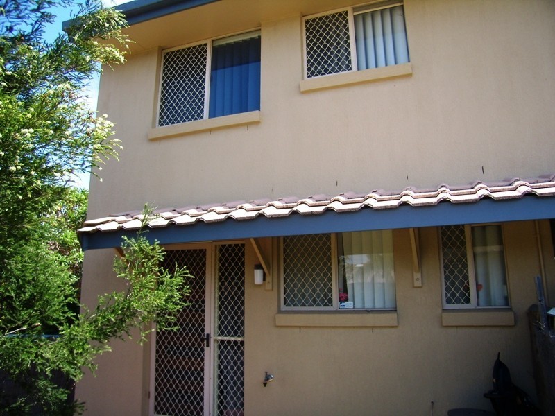 2/63 Olsen Avenue, Labrador QLD 4215