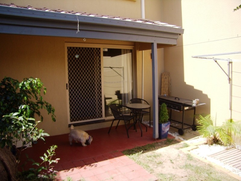 2/63 Olsen Avenue, Labrador QLD 4215