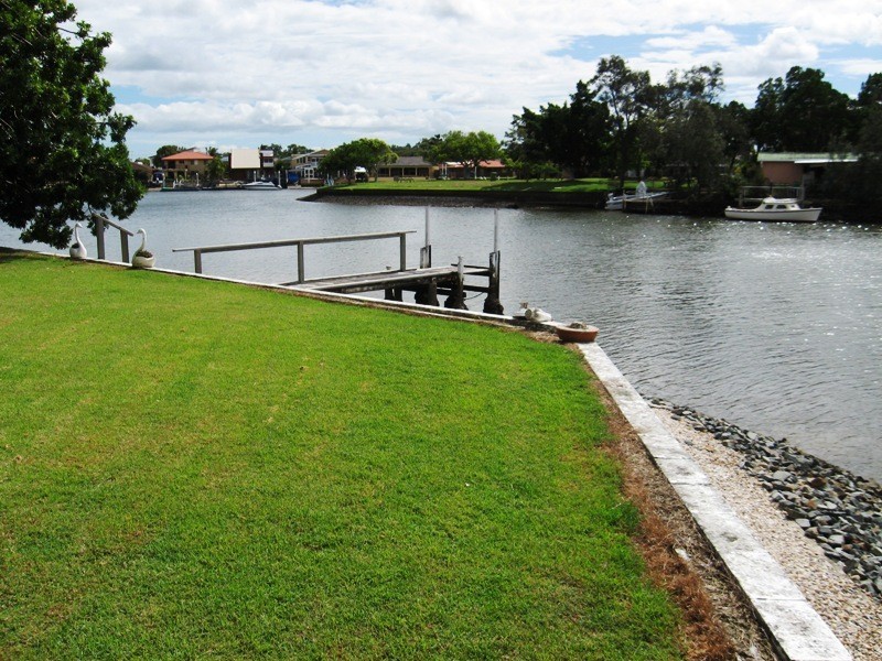 39 Vaggelas Crescent, Biggera Waters QLD 4216