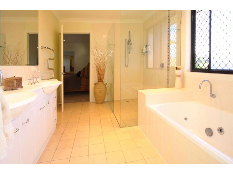 5 Aroa, Runaway Bay QLD 4216