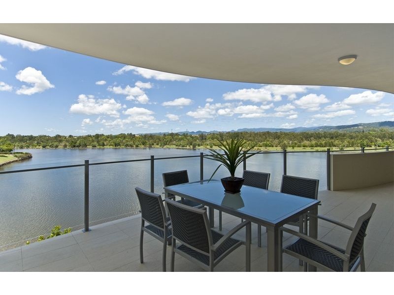 5229 Emerald Islands Drive, Carrara QLD 4211