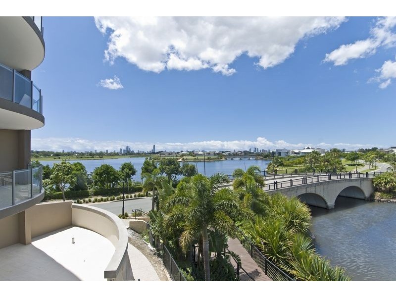 5229 Emerald Islands Drive, Carrara QLD 4211