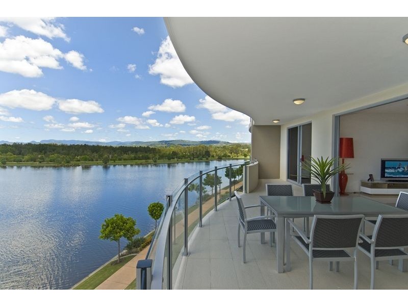 5229 Emerald Islands Drive, Carrara QLD 4211