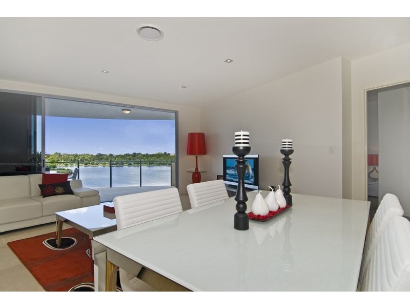 5229 Emerald Islands Drive, Carrara QLD 4211