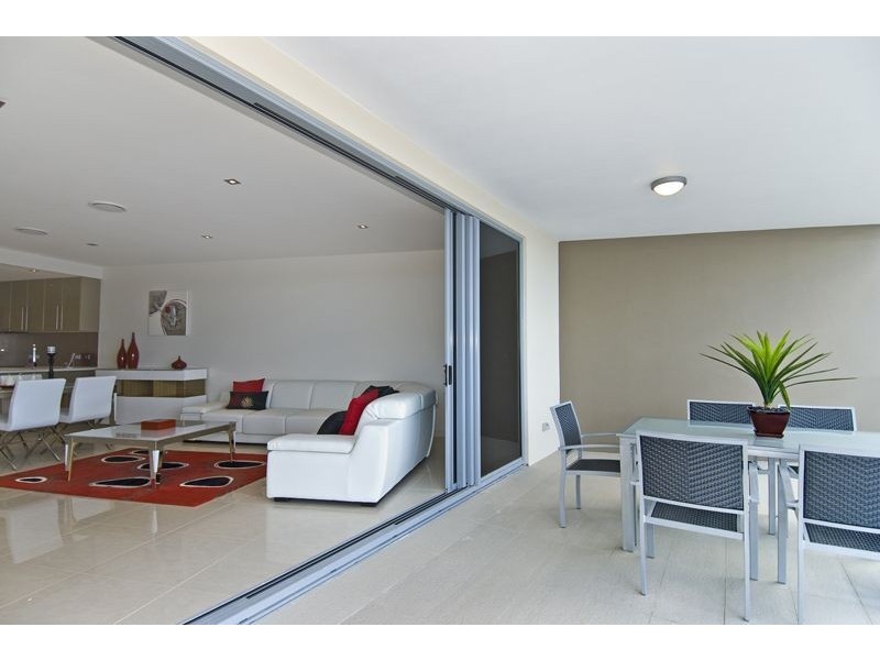 5229 Emerald Islands Drive, Carrara QLD 4211