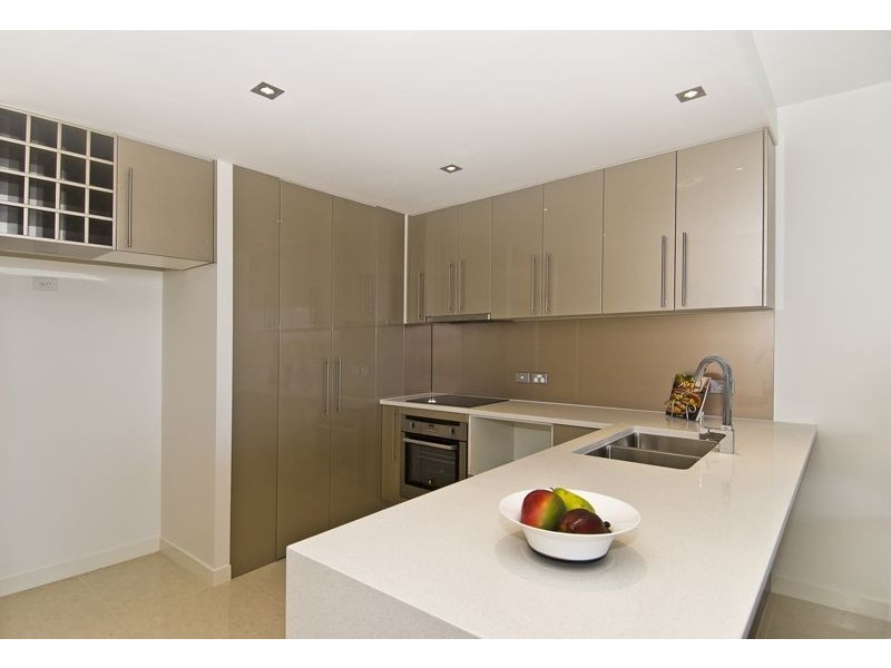 5229 Emerald Islands Drive, Carrara QLD 4211