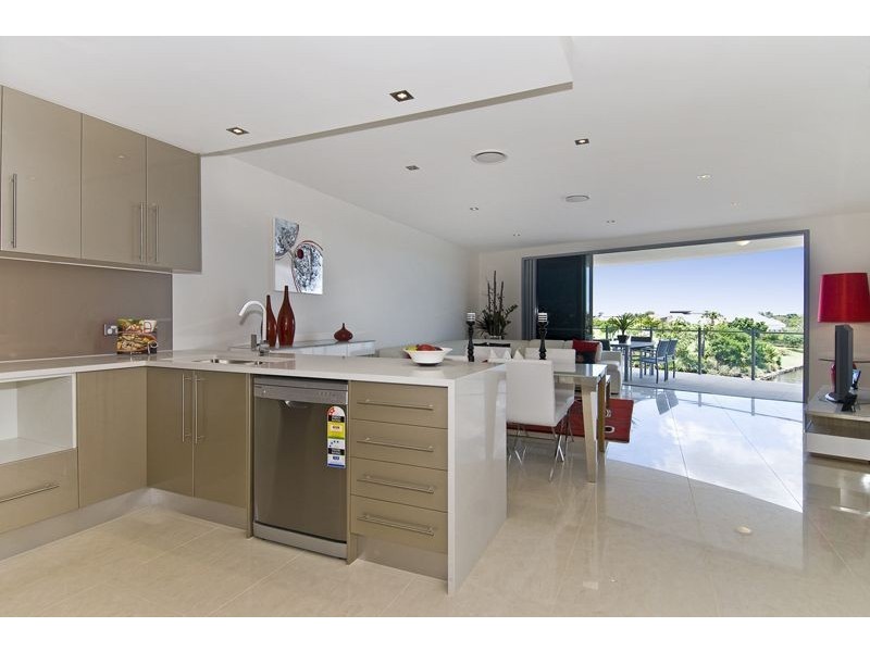 5229 Emerald Islands Drive, Carrara QLD 4211