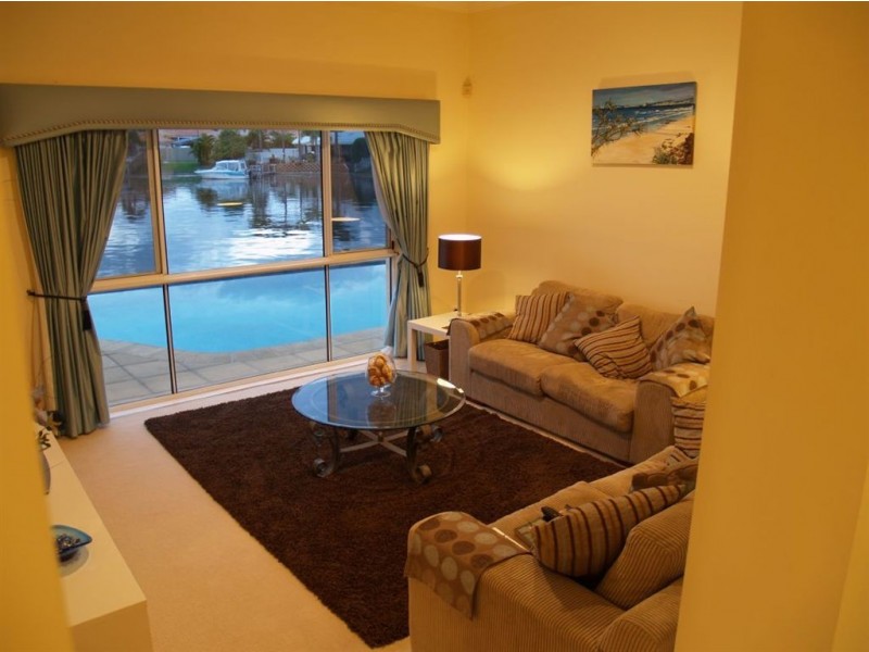 9 Folkstone Place, Runaway Bay QLD 4216