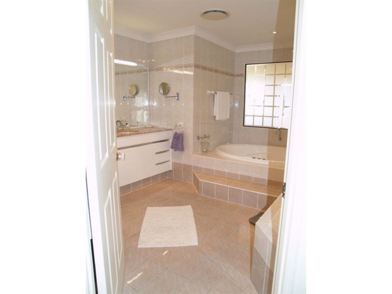 9 Folkstone Place, Runaway Bay QLD 4216