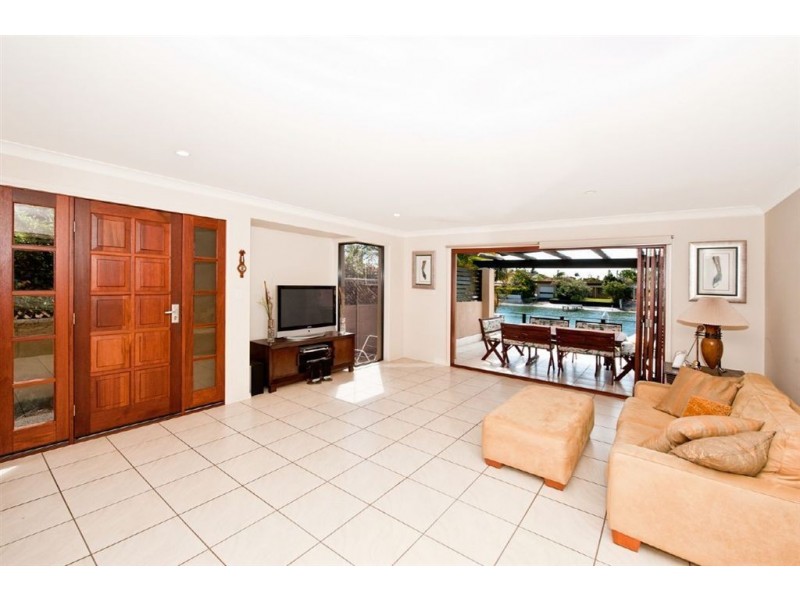 1/13 Vaggelas Crescent, Biggera Waters QLD 4216