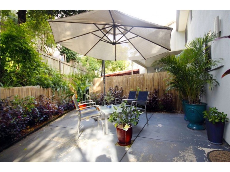 1/77 Olsen Avenue, Labrador QLD 4215