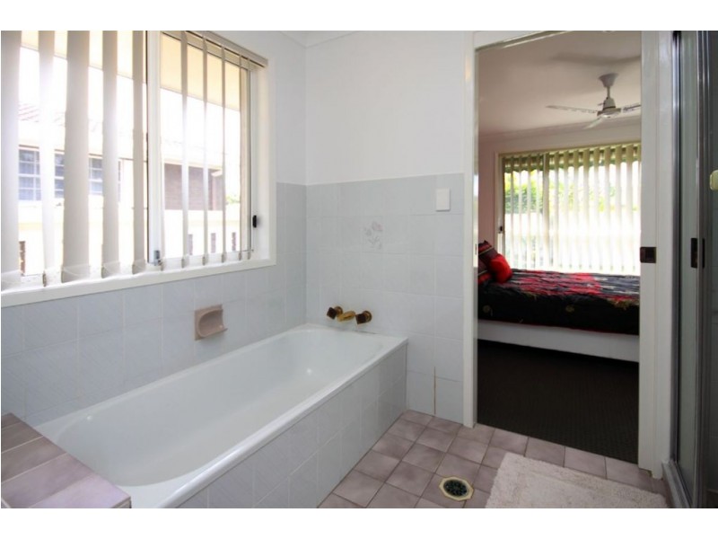 8 Hyacinth Avenue, Hollywell QLD 4216