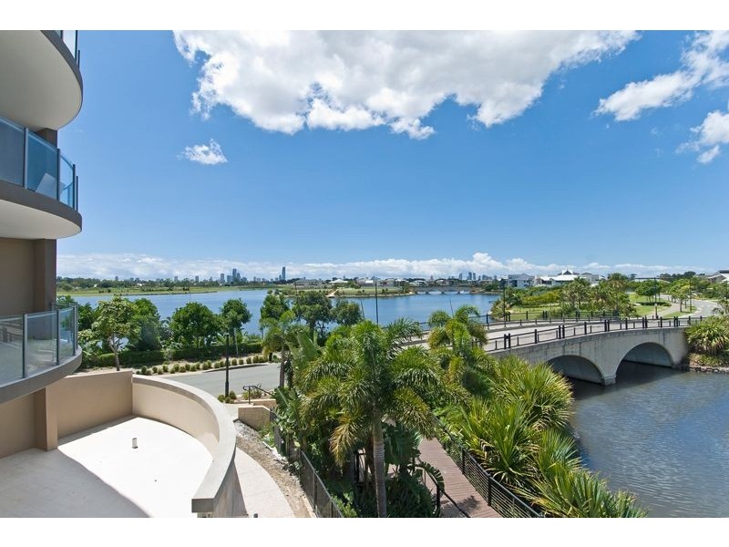 4/1 Emerald Island Drive, Carrara QLD 4211