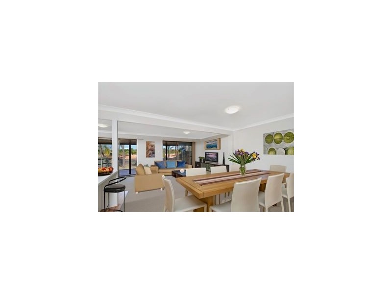 2/168 Whiting Street, Labrador QLD 4215