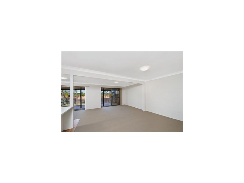 2/168 Whiting Street, Labrador QLD 4215